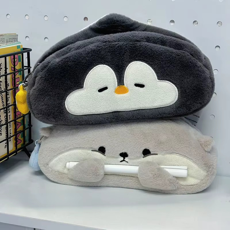 Kawaii Plüsch-Stifttasche Otter und Pinguin in Grau als Federmäppchen für deinen Schulbedarf - Bild 2