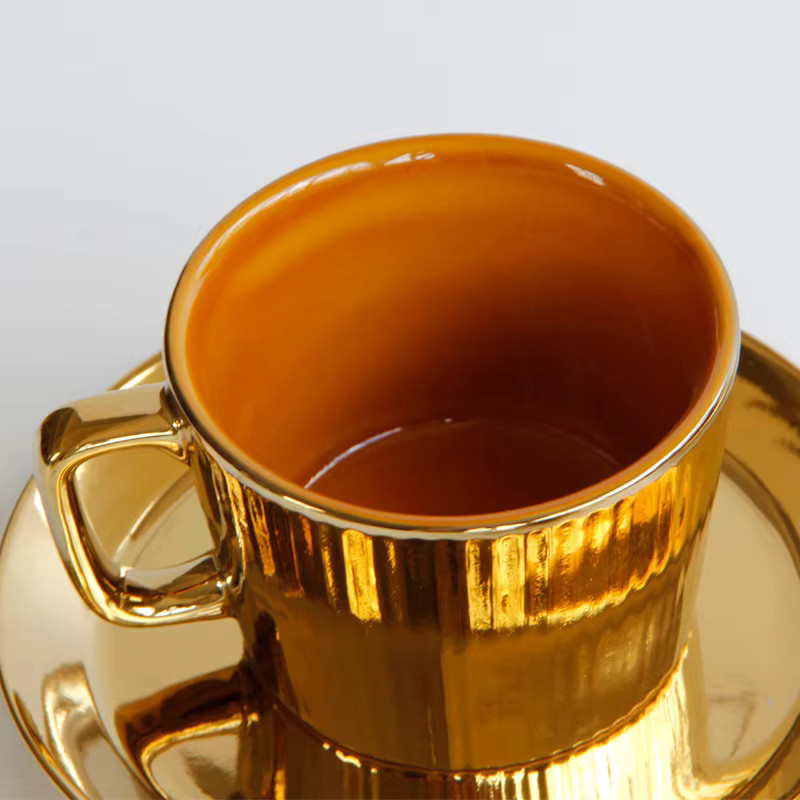 Vergoldetes Tee- und Kaffeetassen-Set aus Keramik in Weiß und Gold, 250 ml - Bild 2
