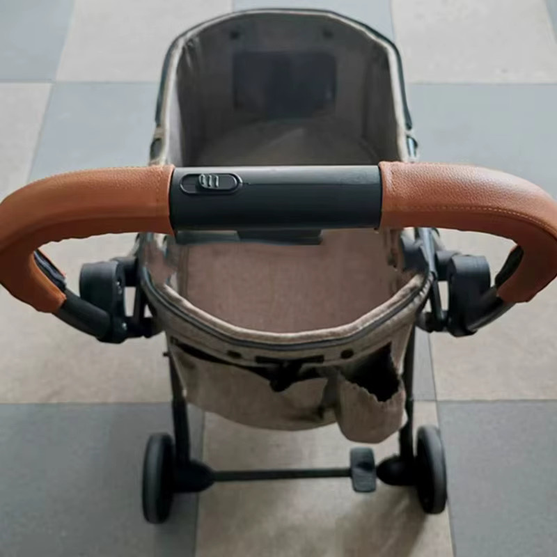 Universelle Lenkerabdeckung für Kinderwagen in Braun mit ergonomischem Design und rutschfester Textur - Bild 3