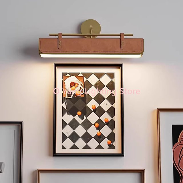 Verstellbare Wandlampe von JIANKEXING aus Leder und Metall in Braun mit Gold/Messing-Akzenten und warmweißem Licht für Wohnzimmer, Flur und Schlafzimmer - Bild 1