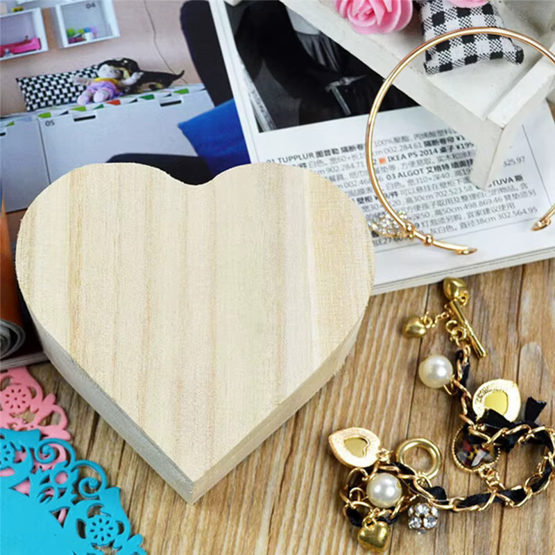 Herzförmige Schmuckbox aus Holz in Braun als Aufbewahrungsbox für Ringe und Ohrringe - Bild 2