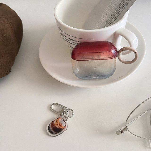 Stoßfeste Schutzhülle für Apple AirPods 1, 2, 3, 4 und Pro 2 mit Kaffee-Anhänger in Transparent Rotbraun Farbverlauf - Bild 1