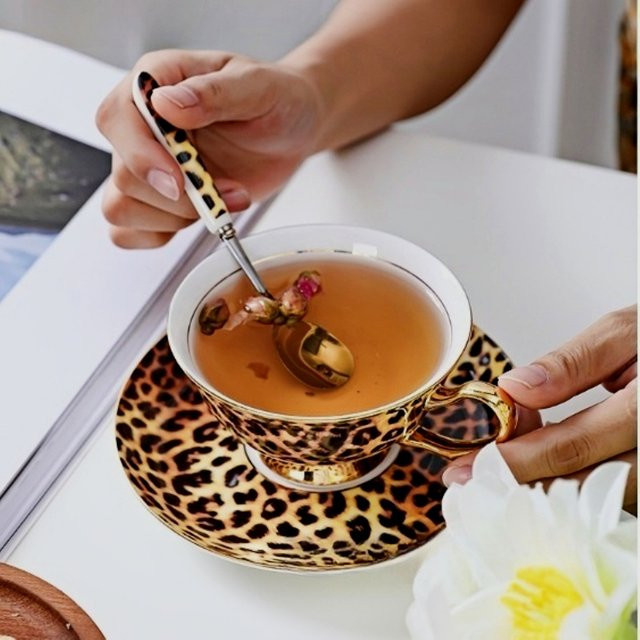 Luxuriöses Bone China Kaffeetassen-Set mit Goldbesatz in Multicolour inklusive Untertassen und Löffeln - Bild 1