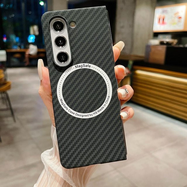 Magnetische Schutzhülle mit Carbonfaser-Textur für Samsung Galaxy Z Fold 7 6 5 4 3 5G in Schwarz - Bild 1