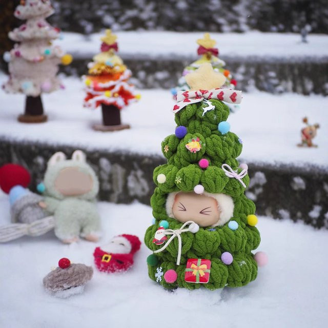 Handgefertigter gehäkelter Weihnachtsbaum, Puppenzubehör, Plüsch / Textil, Grün, Bunt / Mehrfarbig - Bild 1