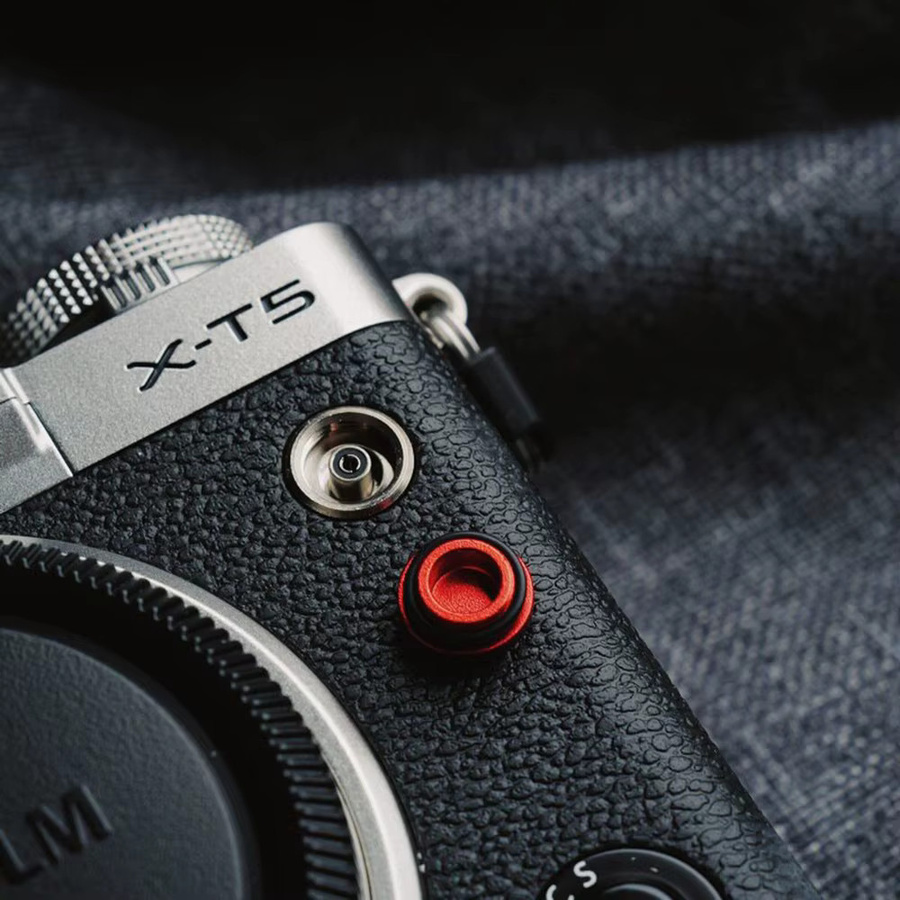 Fujifilm Metal Flash PC Sync Terminal Cap Anti-Staub-Schutzhülle für DSLR-Kameras in Schwarz und Rot - Bild 2