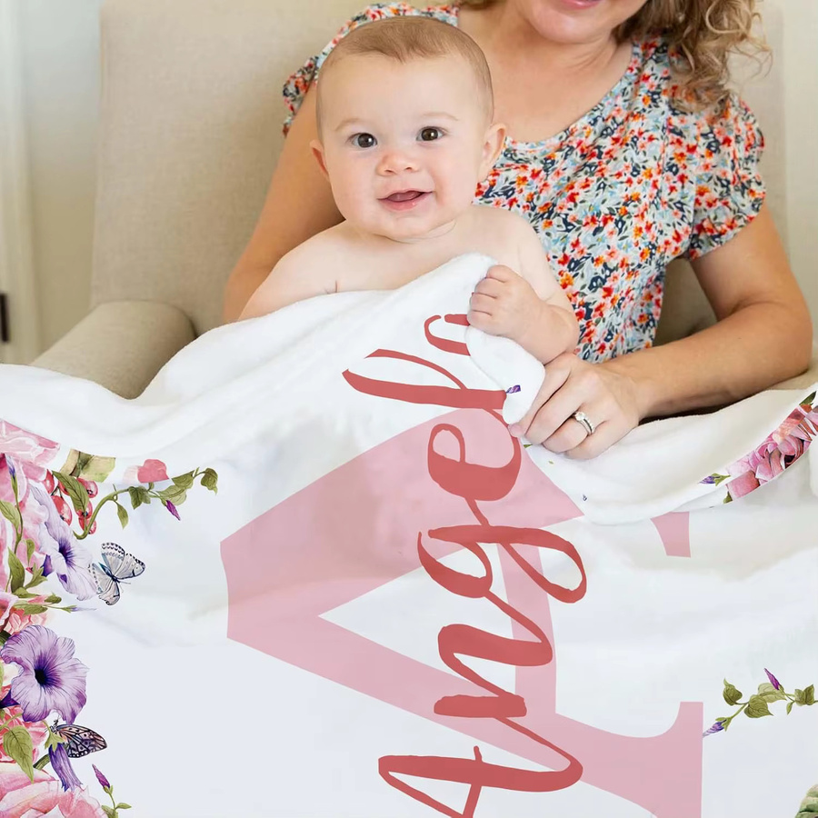 VIKAMA Personalisierte Babydecke für Neugeborene in Rosa mit Buchstabe A, Blumen und Schmetterlingen, maschinenwaschbar - Bild 2