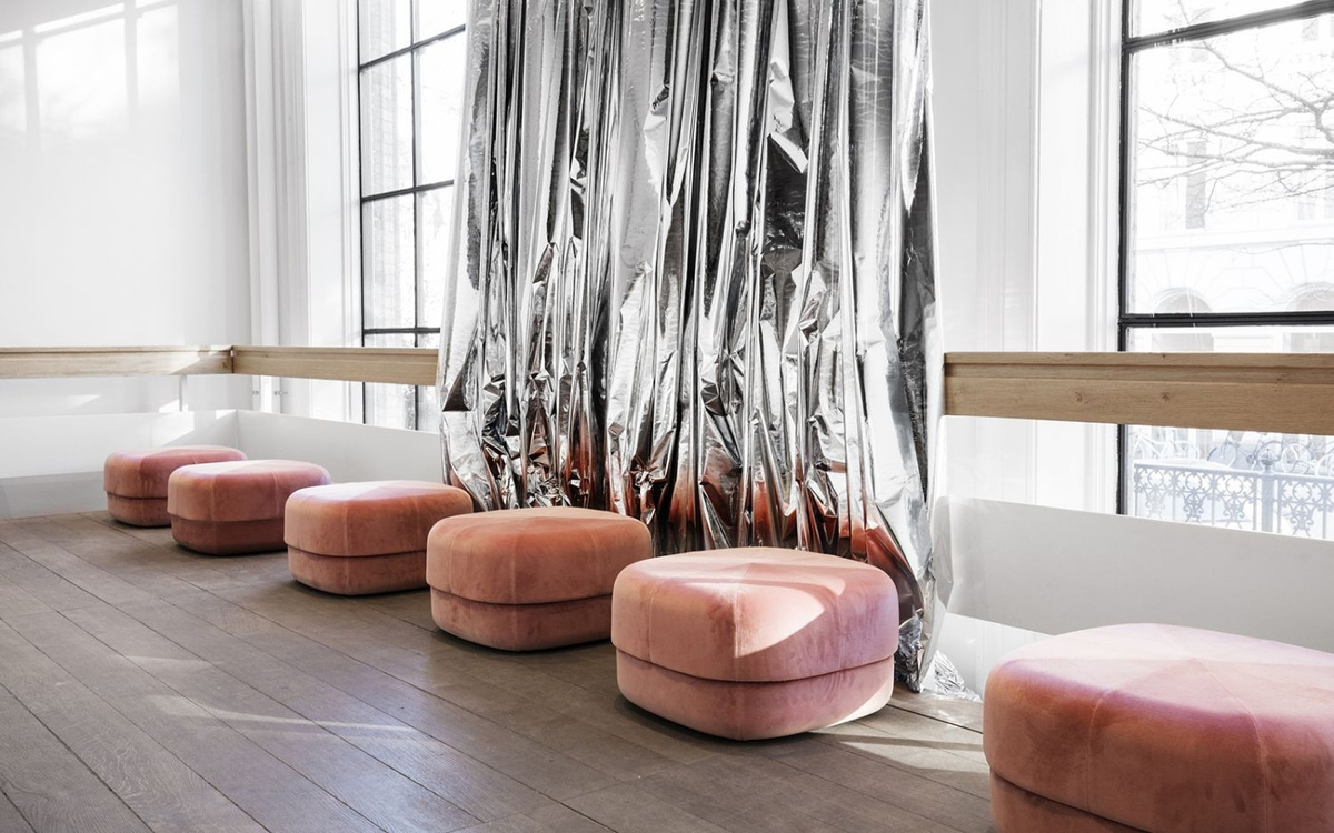 Normann Copenhagen Circus Hocker in Rot mit Veloursstoff - Bild 2