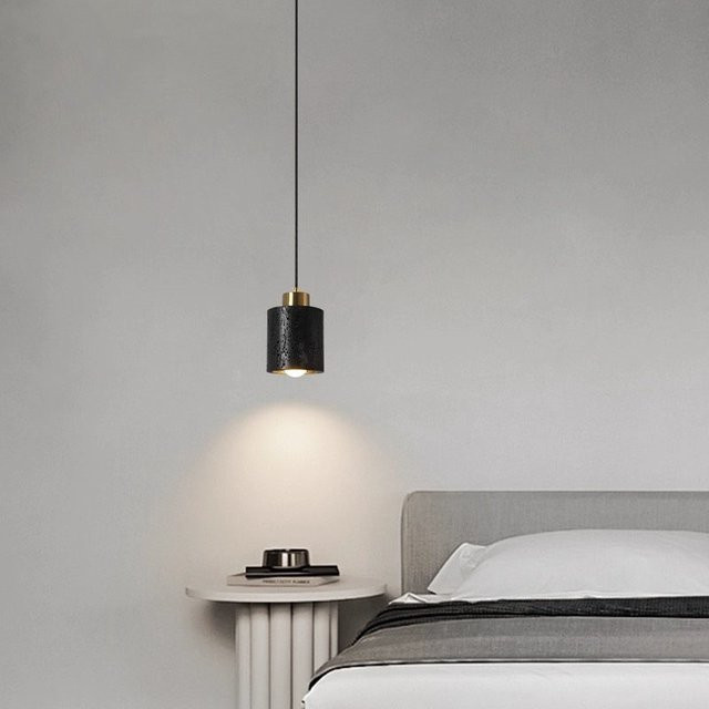 Minimalistische Wabi-Sabi Pendelleuchte Ceropegia aus Stein und Metall in Schwarz und Gold/Messing für Schlafzimmer und Bar - Bild 1