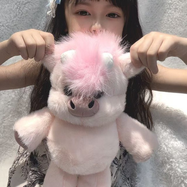 Yiran toy Rinder Plüschtier, sitzende Puppe, Rosa / Pink, ab 14 Jahre - Bild 1
