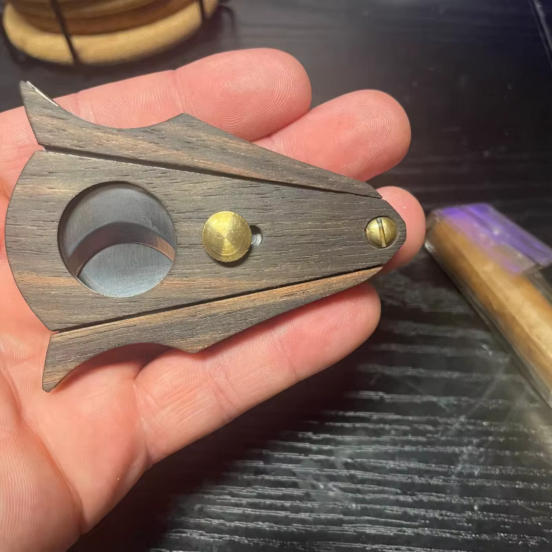 Holz Zigarren-Cutter in Gold und Braun mit scharfer Klinge als Zigarrenmesser und Guillotine-Schere - Bild 3