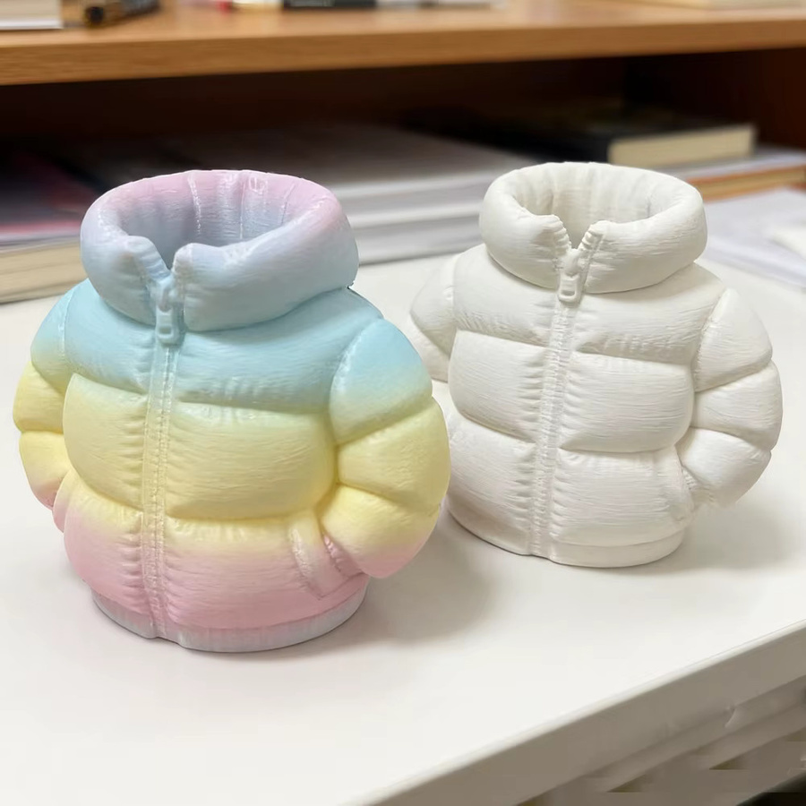 Kreativer 3D-Stifthalter in Daunenjackenform als aufrechte Stifttasche für deinen Schreibtisch und dein Büro, Schwarz/Mehrfarbig - Bild 3