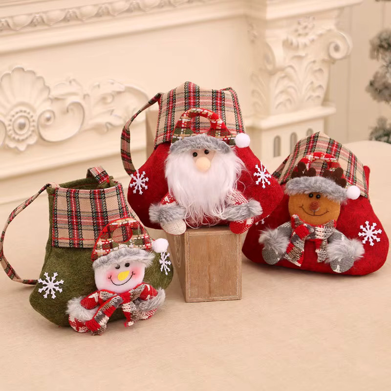 Weihnachtliche Geschenktasche aus Textil mit Motiv Santa Claus, Schneemann und Elch in Multicolour - Bild 3