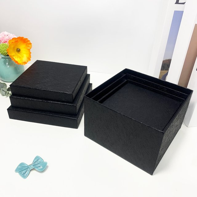 4er-Set quadratische Geschenkboxen aus Karton in Schwarz für Weihnachten und Geburtstage - Bild 1