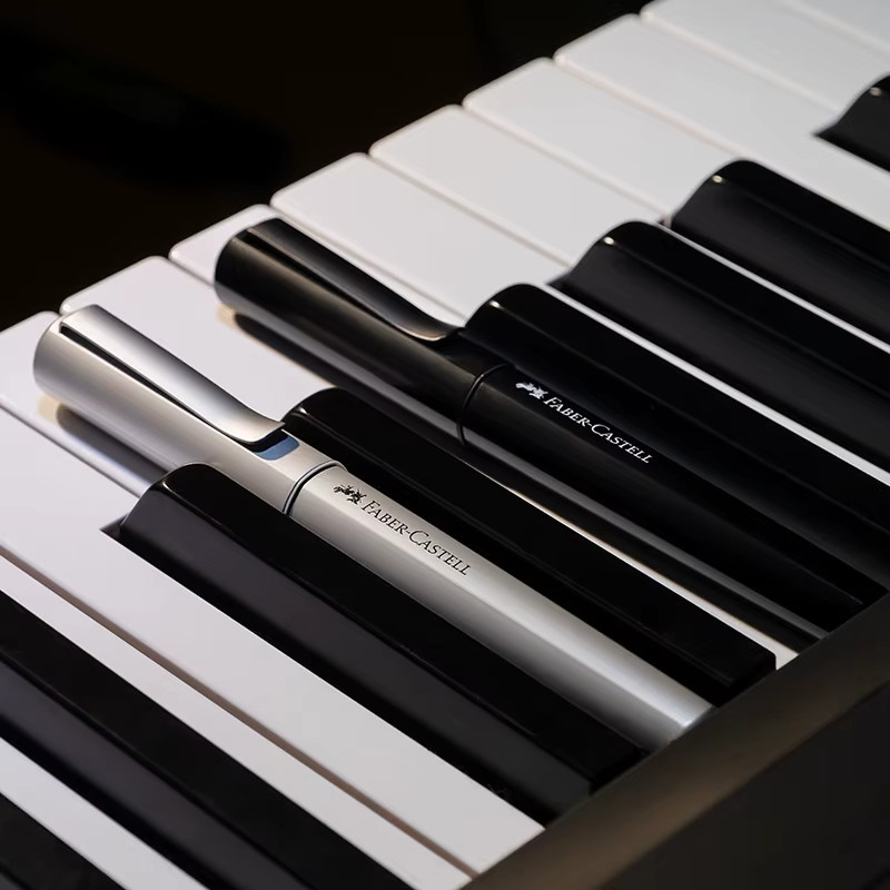 Faber-Castell HEXO Tintenroller in Mattsilber mit 0,7 mm Spitze und industriellem sechseckigem Design - Bild 2