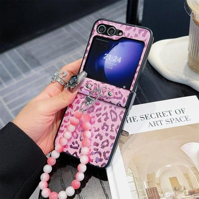Samsung Galaxy Z Flip 6 5 4 3 5G Schutzhülle aus PU-Leder mit Leopardenmuster, Scharnierschutz und Perlen-Handschlaufe in Grau - Bild 1