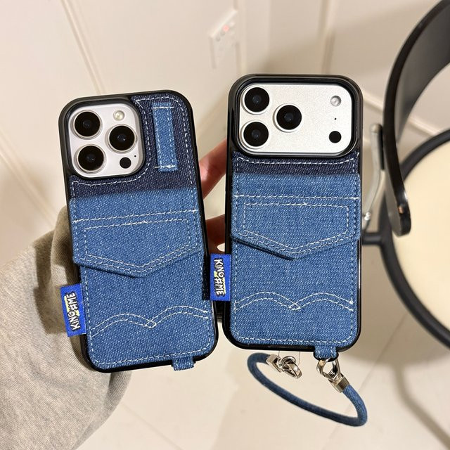 Stilvolle Retro-Kartenhülle aus blauem Denim-Stoff mit Umhängeband als stoßfeste Schutzhülle für iPhone 17, 16, 15 und 14 Pro Max - Bild 1