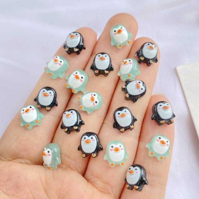 50 Stück TSXJY Harz Mini Pinguin und Herz Dekorationen in Multicolour für Nageldesign und DIY-Zubehör - Bild 1