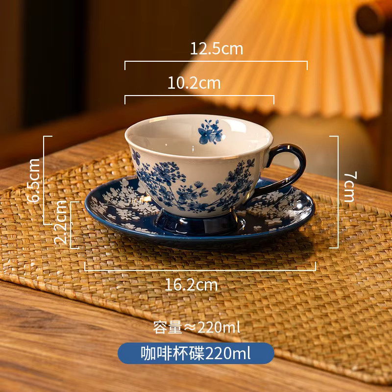 Kaffeetassen und Untertassen aus Keramik im chinesischen Stil mit blau-weißem Porzellan und floralem Muster - Bild 6