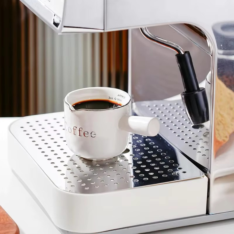 Mini-Keramik-Espresso-Tasse mit Griff und V-förmigem Auslauf in Weiß, Messbecher für Milch und Latte Creamer, B/T/H: 6,5 x 6,1 x 10,0 cm - Bild 3