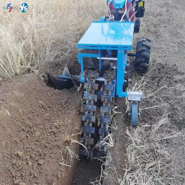 Professionelle Kettengräbmaschine in Blau für technische Rohrleitungen und Obstgartenbewässerung zur Bodenbearbeitung in harten Böden - Bild 1