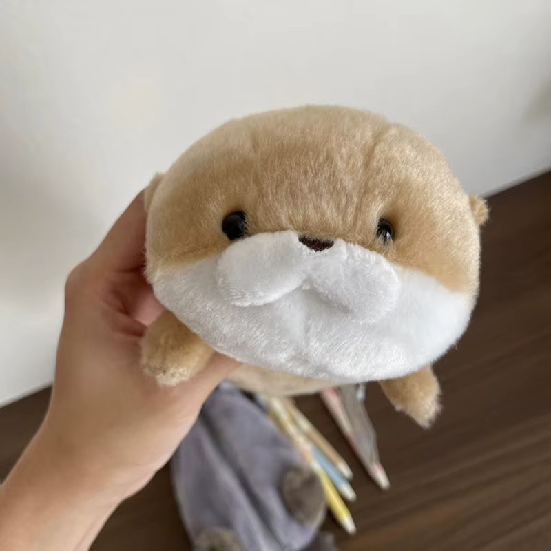 Niedriges Otter Plüsch-Federmäppchen in Braun als Cartoon-Tier Stifttasche für den Schulbedarf - Bild 3