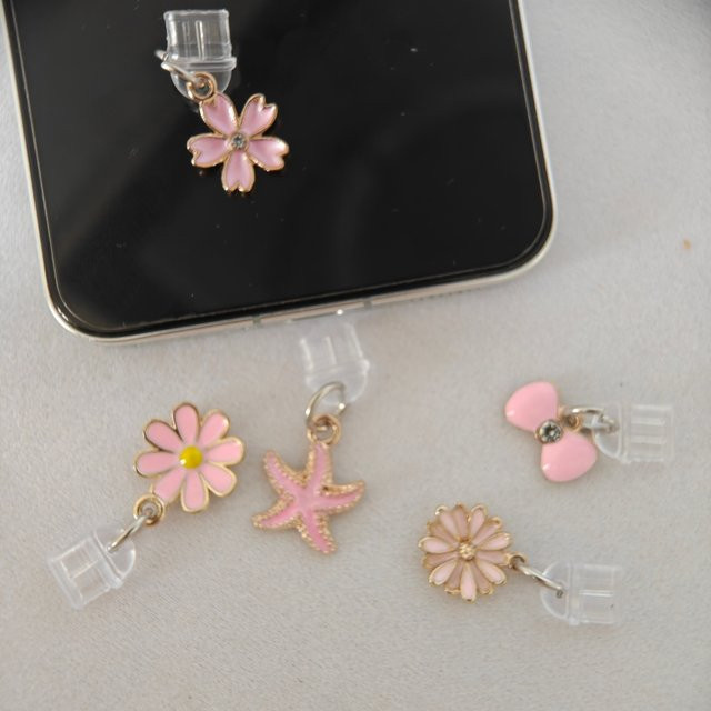 3 Stück Staubschutzstopfen für USB-C Handys in Pink mit verschiedenen Motiven wie Kirschblüten und Seesternen - Bild 1