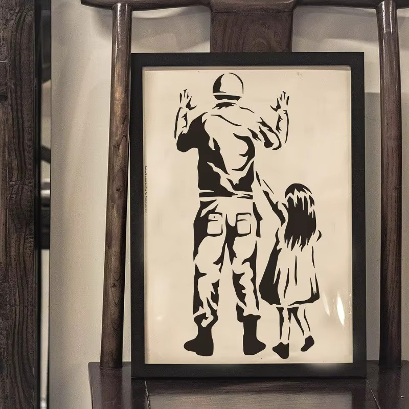 Banksy Schablone Mädchen mit Soldat wiederverwendbare Malvorlage für DIY Kunst Projekte, B/H: 21,08 x 21,08 cm - Bild 5