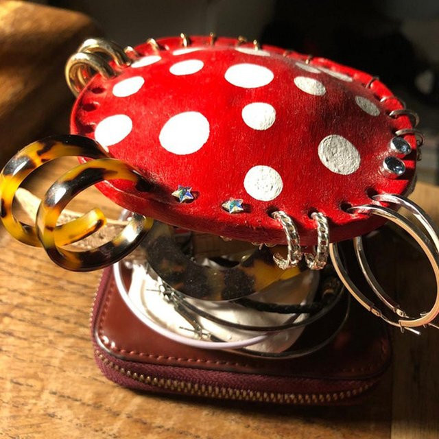 Pilz Ohrringhalter aus Harz mit 26 Löchern als Aufbewahrungsständer und Desktop-Ornament in Rot - Bild 1