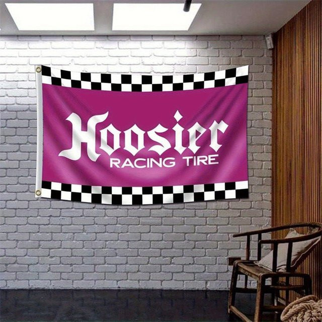 Hoosier Racing Tire Wandteppich von JMG Household Supplies in Rosa mit Karomuster, Retro Motorsport Wanddekoration, Breite: 40 cm, Höhe: 60 cm - Bild 1