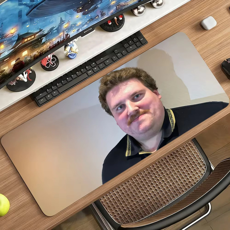 Großes Mauspad mit Rainer Winkler Drachenlord Motiv, rutschfeste Gamer-Computermatte für Schreibtisch und Laptop, Mehrfarbig - Bild 5