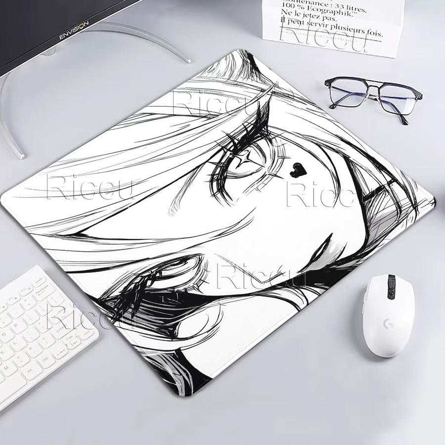 Riccu Anime-Mauspad in Schwarz-Weiß für Gaming und Schreibtisch-Ästhetik - Bild 1