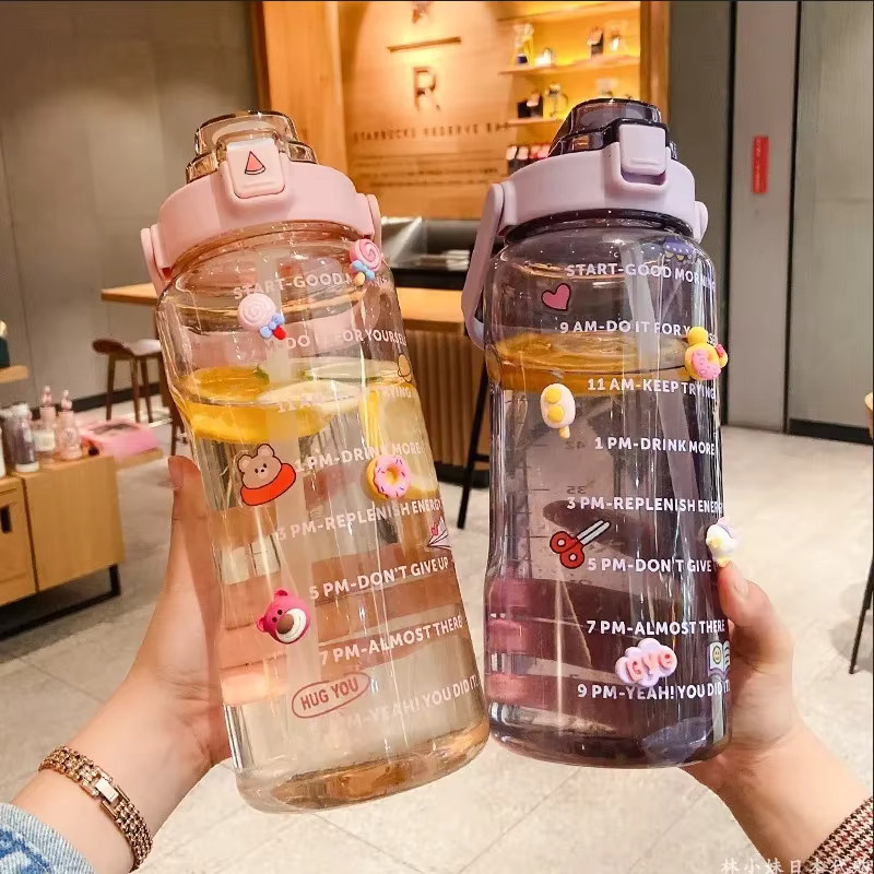 Fantia Sportwasserflasche mit Strohhalm in Lila, 2 l tragbare Trinkflasche mit Zeitmarkierung für Sport und Fitness - Bild 2