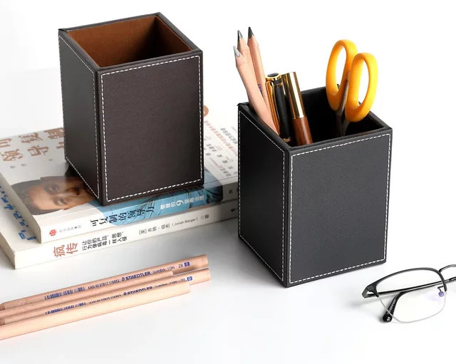 Quadratischer Stifthalter aus PU-Leder in Schwarz als tragbarer Schreibtisch-Organizer - Bild 1