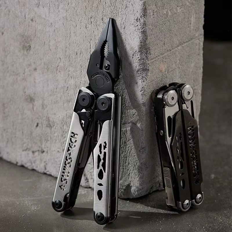 SWISS TECH 37-in-1 Multitool-Zange in Silber mit Schere und austauschbarem Sägeblatt für EDC und Outdoor - Bild 5