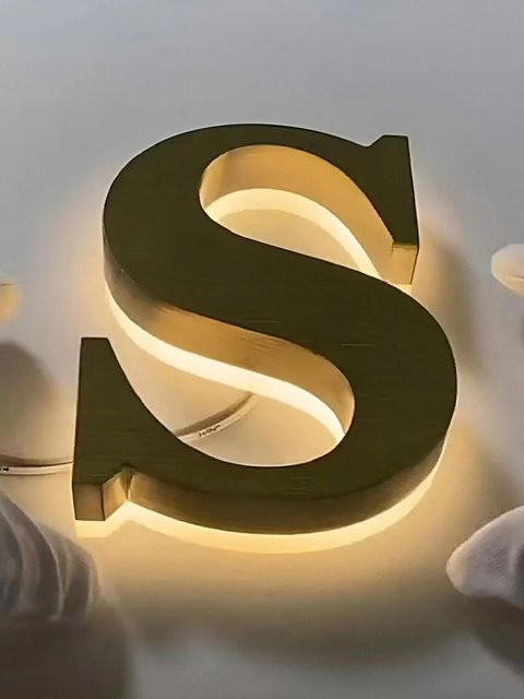 Individuelles 3D-Business-Schild mit Hintergrundbeleuchtung in Gold/Messing und warmweißem Licht für dein Unternehmen oder deinen Salon - Bild 1