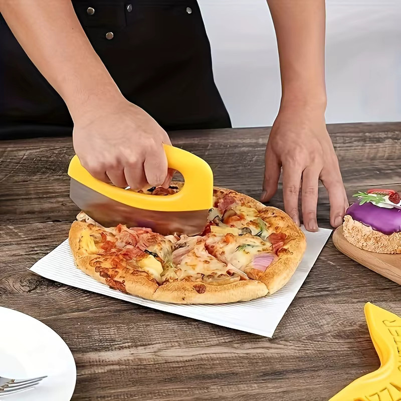 XMSJ Multifunktionaler Mezzaluna-Pizzaschneider aus Edelstahl mit Schutzhülle in Grün und Gelb - Bild 3