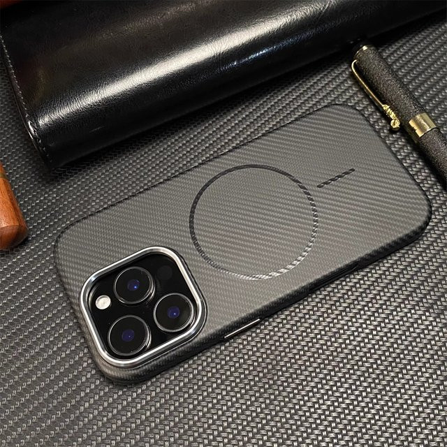 YUEDESHENG Magnetische Slim Hard Case mit Carbon Faser Muster für iPhone 17 Pro Max, 16, 15, 14, MagSafe kompatibel, Schwarz/Grau - Bild 1
