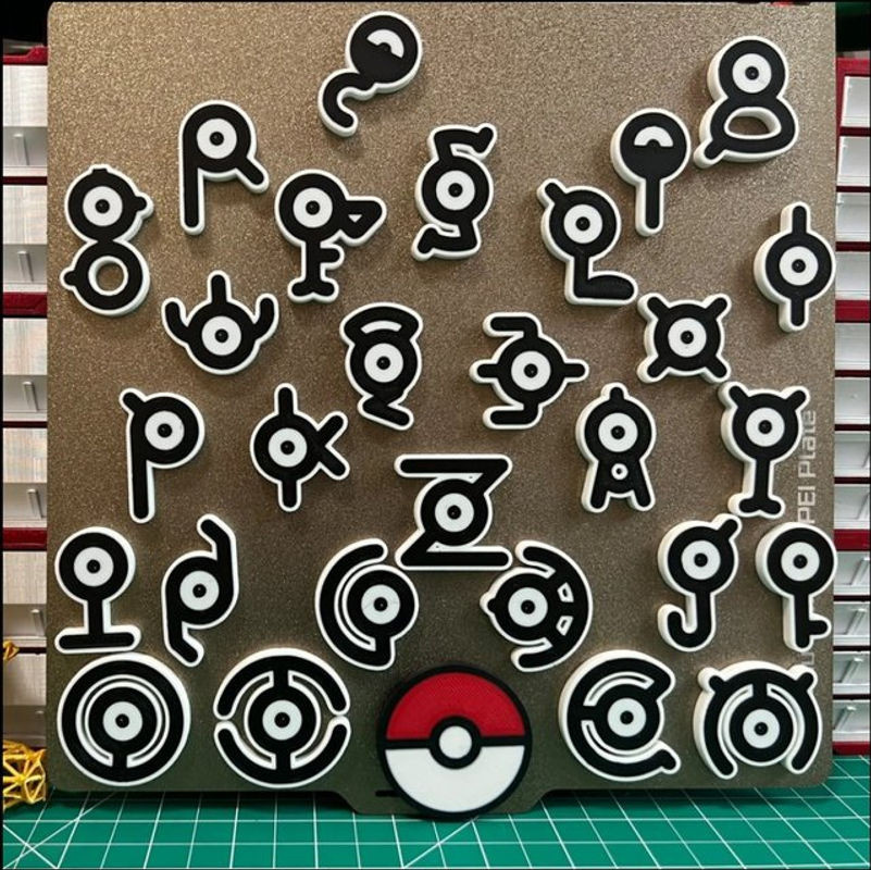 Pokemon Unown Figur Modell aus Kunststoff in Gold und Silber für deinen Desktop oder Kühlschrank - Bild 1