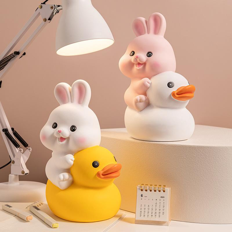Sparschwein mit Enten-Kaninchen-Motiv von Yiran Furniture in Pink und Weiß, kreative Schreibtischdekoration für Kinder aus Emaille, B/T/H: 10,5 x 10,5 x 1,0 cm - Bild 1