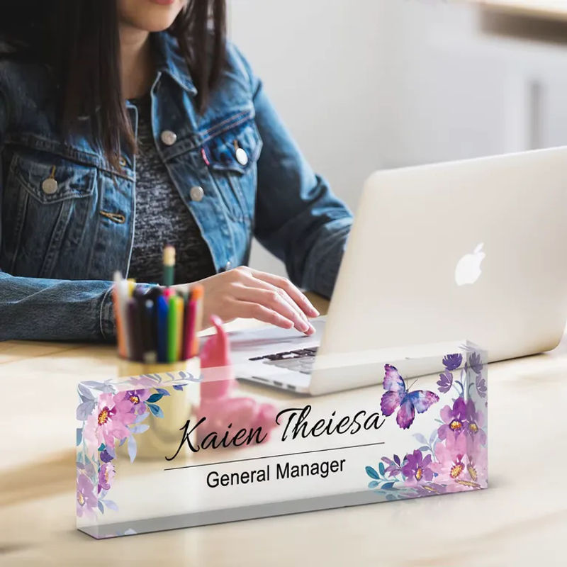 Individuelles Acryl-Schreibtisch-Namensschild von Hello Young mit floralem Blumendesign in Rot und Transparent, rechteckiges Tischschild aus Kunststoff für dein Büro - Bild 5