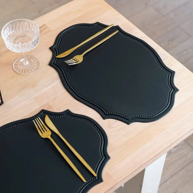 Set aus geformten PU-Kunstleder Tischsets von inyahome in Schwarz, Rosa und Grün - Bild 1