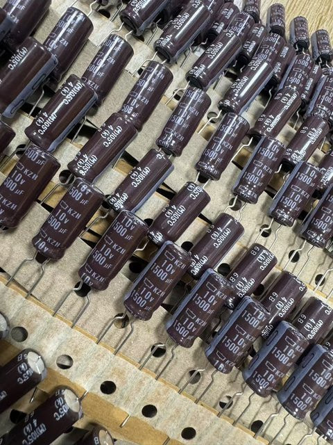 NIPPON Elektrolytkondensator 1500µF 10V Braun B: 8 mm, H: 20 mm - Bild 1