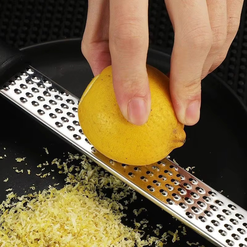 Manuelle Edelstahl-Reibe in Silber für Käse, Gemüse, Obst und Schokolade - Bild 3