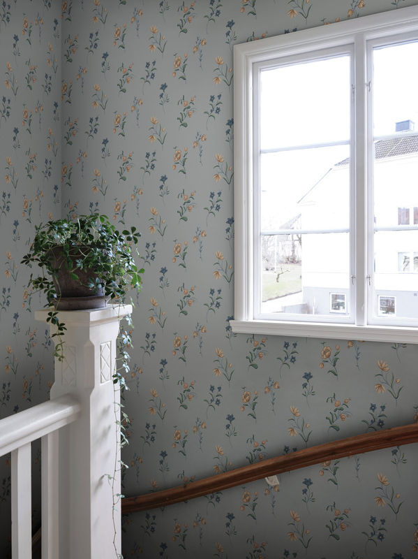 Sandberg Wallpaper Hanna Vlies Tapete mit floralem Muster in Misty Blue im skandinavischen Stil - Bild 2