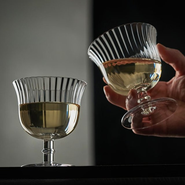 Nische Handgefertigtes Wellglas Transparent mit Streifen als Cocktailglas, Weinglas oder Saftgetränkglas - Bild 1