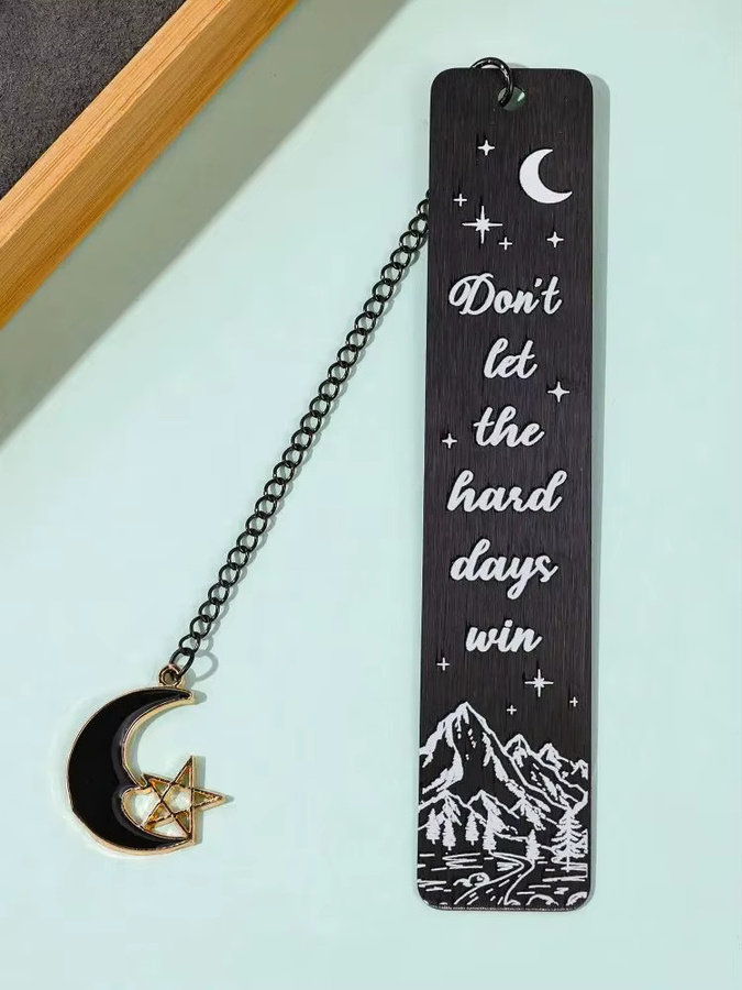 Acotar Lesezeichen mit schwarzem Mond- und Stern-Anhänger sowie Berg-Motiv als inspirierendes Geschenk für Erwachsene - Bild 5