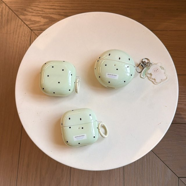 Grüne Polka-Dot Schutzhülle mit Lamm-Anhänger für Samsung Galaxy Buds4 Pro, Buds3 Pro, Buds2 Pro und Buds FE Live - Bild 1