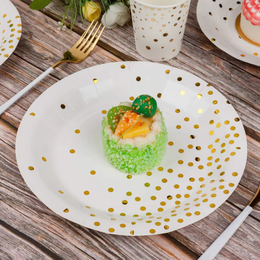Golden Dot Einweggeschirr Set aus Papier in Gold und Weiß mit gepunktetem Design inklusive Pappteller, Strohhalmen und Bechern für besondere Anlässe - Bild 2