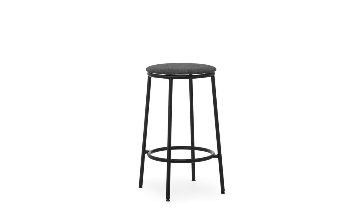 Normann Copenhagen Circa Barhocker in Schwarz mit Stoffbezug und Metallgestell im skandinavischen Design - Bild 2